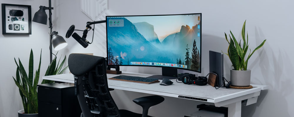 SpawnPoiint white desk gaming setup